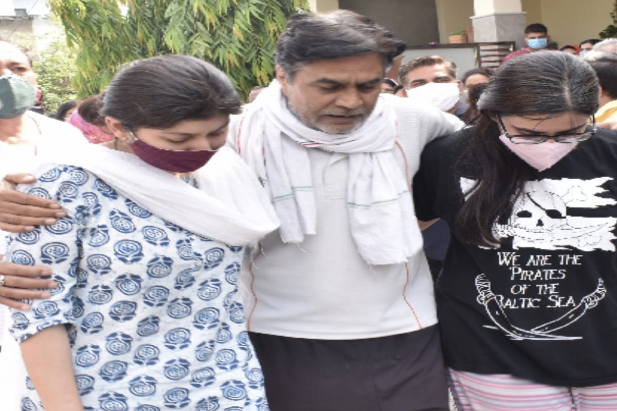 Martyrdom : Father fainted while paying homage to his son martyr Abhinav Chaudhary in Baghpat