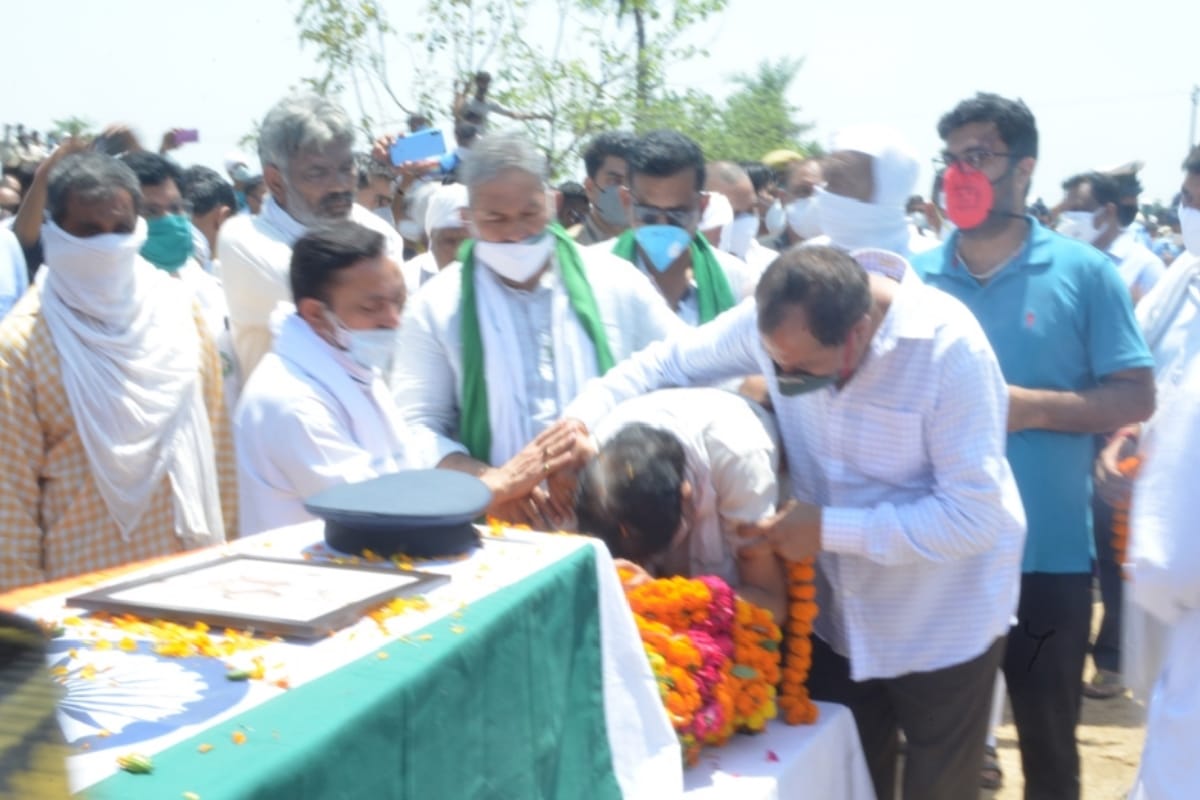 Martyrdom : Father fainted while paying homage to his son martyr Abhinav Chaudhary in Baghpat
