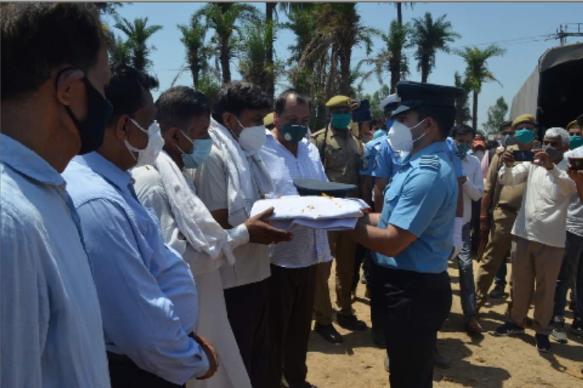 Martyr Abhinav chaudhary: villagers of Punjab Langiana arrived to pay tribute to Shaheed Abhinav Chaudhary traveling four hundred kilometers