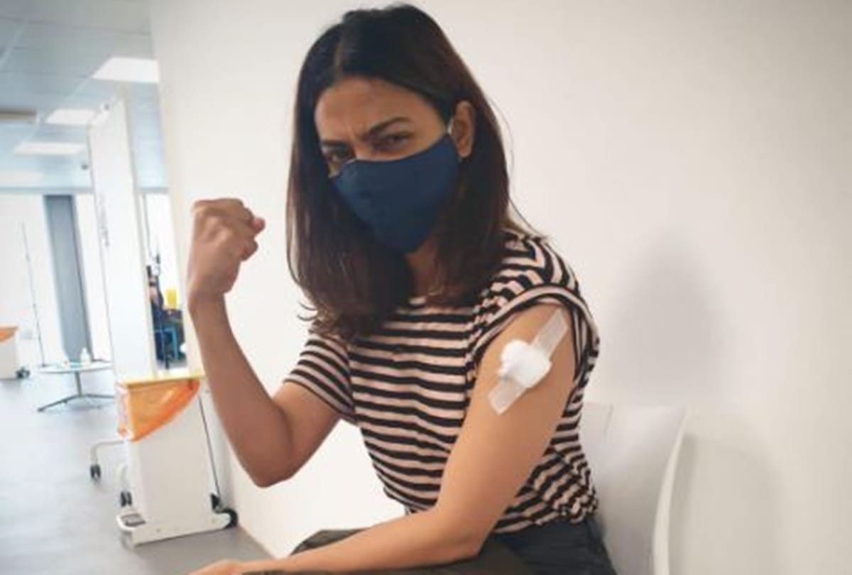 Radhika apte receives covid19 first dose share photo on Instagram