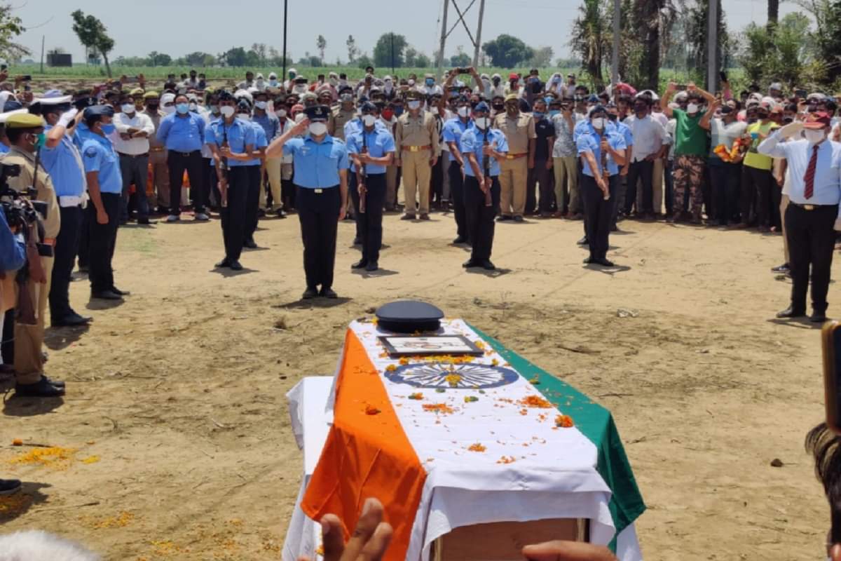 Baghpat News: Martyr Abhinav Chaudhary was cremated in his native village and see photos