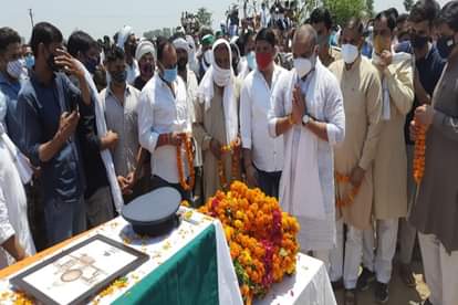 शहीद अभिनव चौधरी का सैन्य सम्मान के साथ अंतिम संस्कार किया गया।