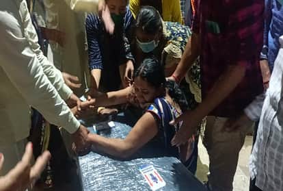 मुंबई के नजदीक अरब सागर में उठे चक्रवात तूफान ताउते की चपेट में आ कर जान गंवाने वाले आजमगढ़ के अजय सिंह और मऊ के विजयवीर सिंह का शव शनिवार को उनके घर पहुंचा। शव को देख परिजनों में कहराम मच गया।