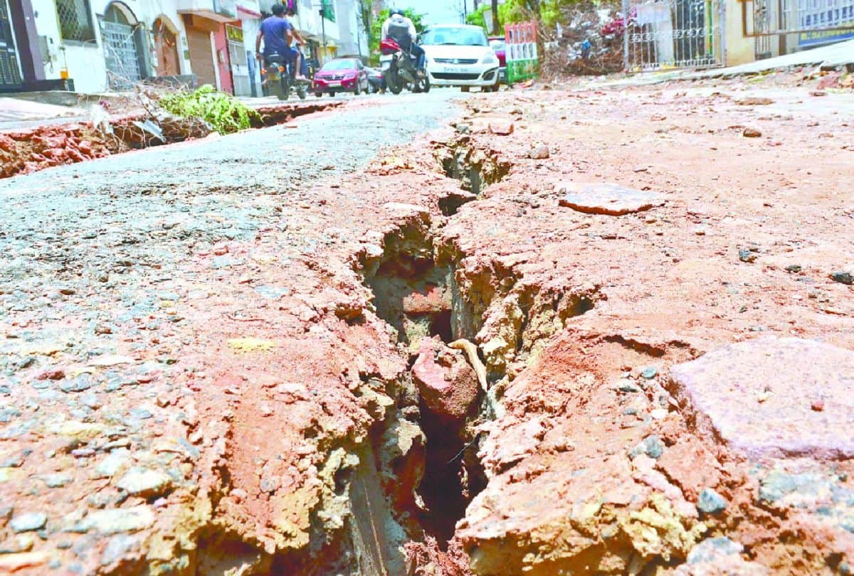 potholes in the roads due to rain in agra