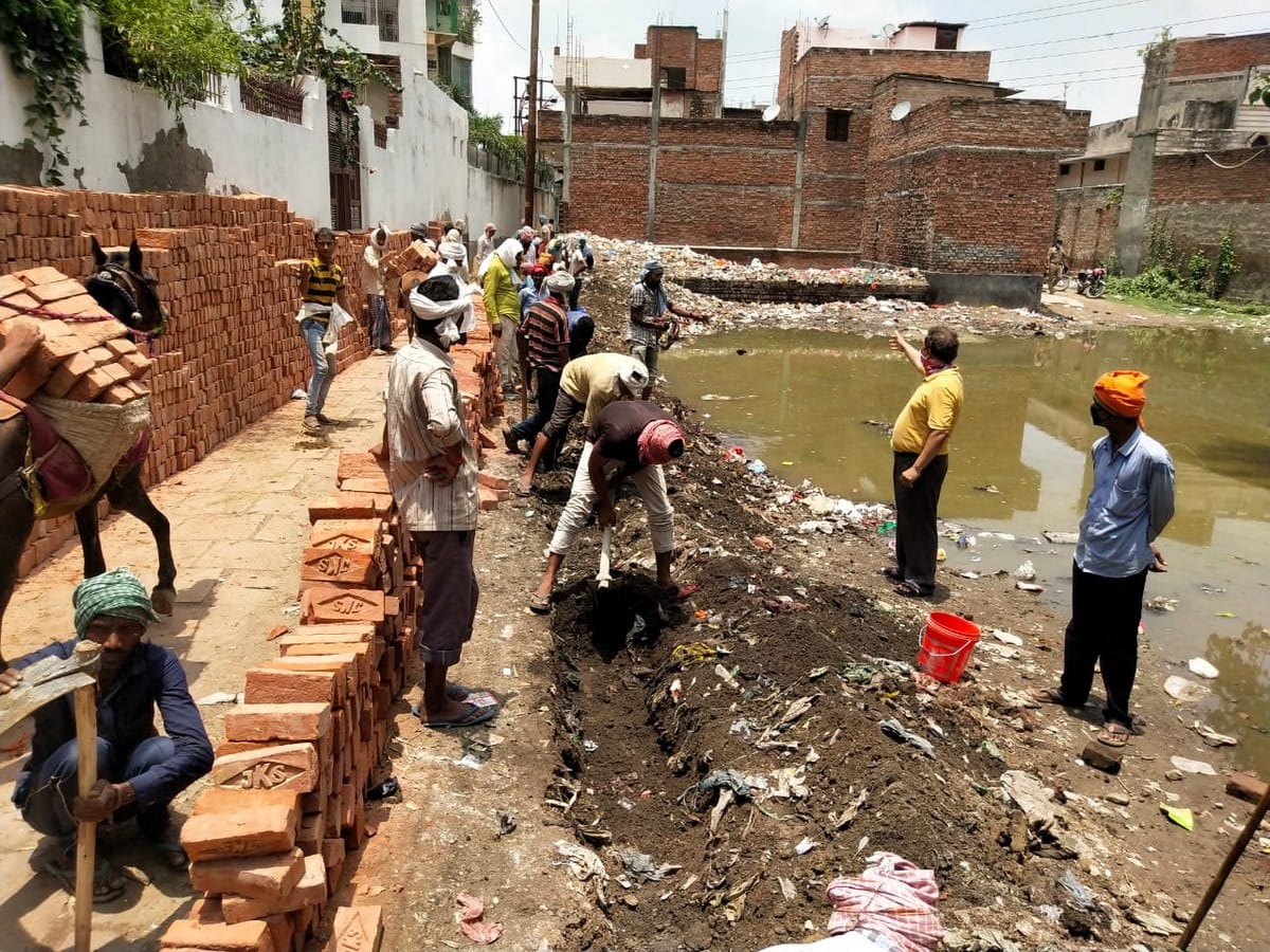 Two sides people clashed for boundary building in temple complex police force deployed in Varanasi