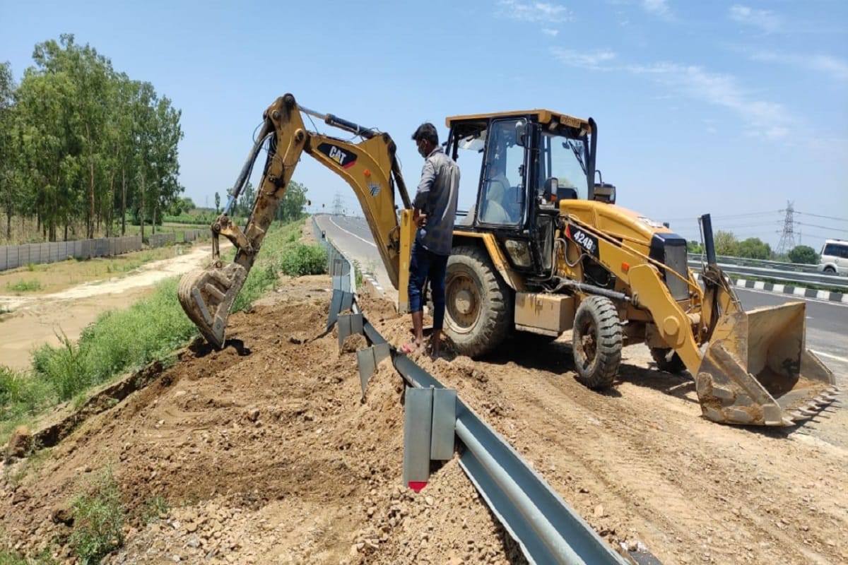 Meerut News: Officers have reached JCB to fix the Delhi-Meerut Expressway road