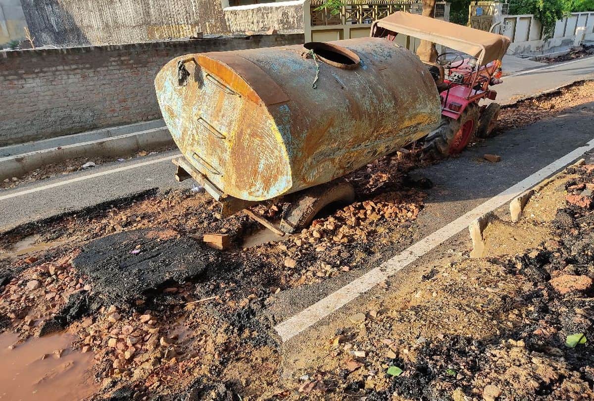 potholes in the roads due to rain in agra