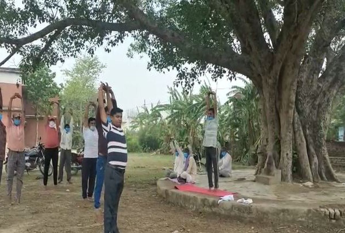 villagers living under peepal tree in naubari village of agra