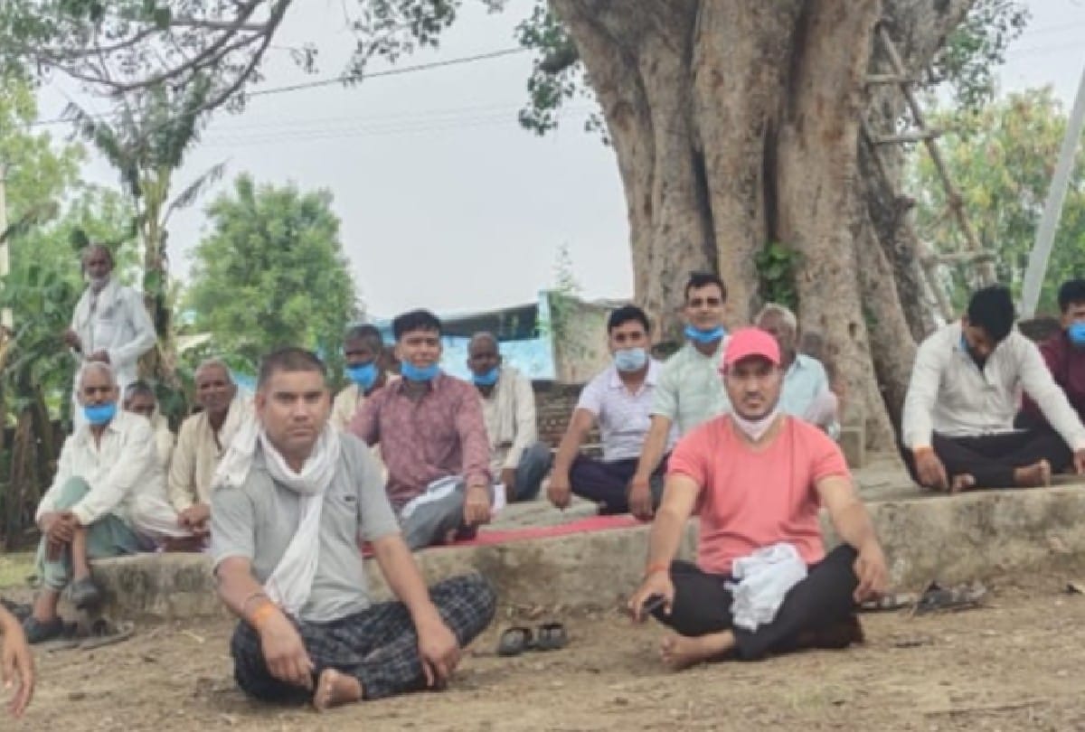 villagers living under peepal tree in naubari village of agra