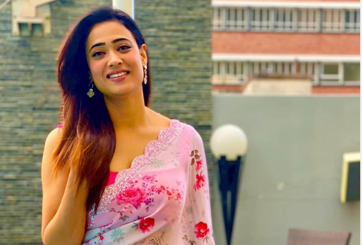 after toned abs flaunt shweta tiwari look floral fresh in white pink saree in capetown
