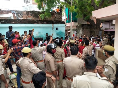 Two sides people clashed for boundary building in temple complex police force deployed in Varanasi