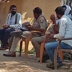रैपुरा गांव में विवाहिता की मौत के बाद घर के पास बैठी पुलिस।