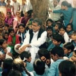 बच्चों के बीच कैलाश सत्यार्थी।
