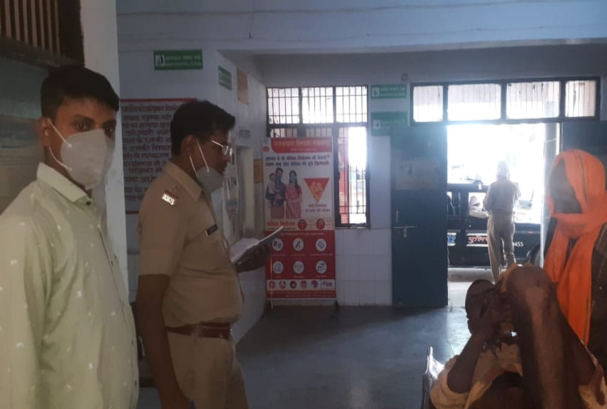 परिजनों से जानकारी करती पुलिस
