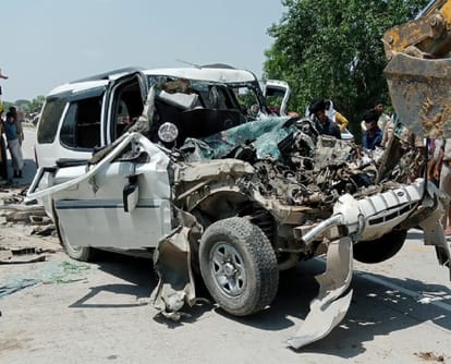 Safari entered into a truck parked in Ghazipur, Inter college manager dies