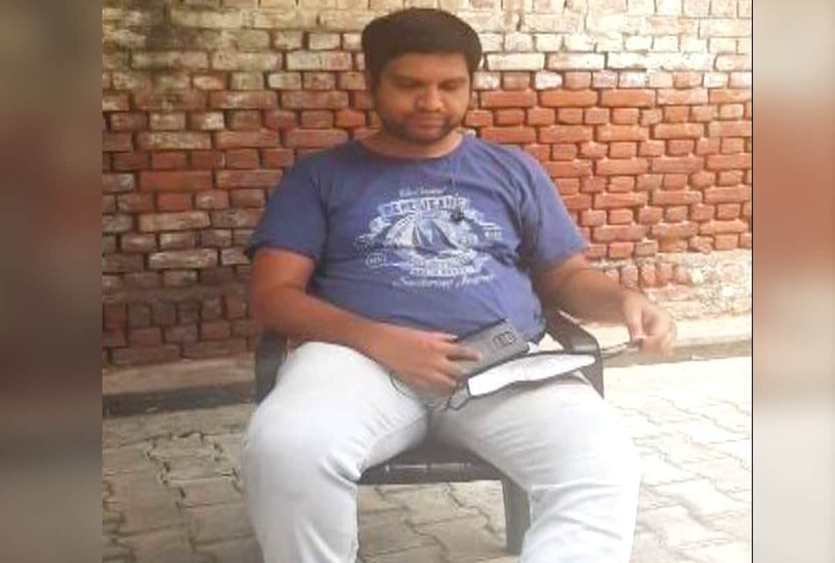 husband sitting at protest outsie in-laws house for wife in agra
