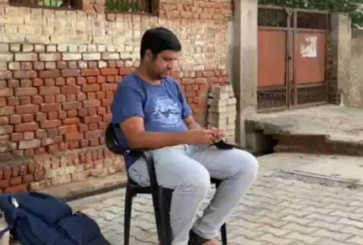 husband sitting at protest outsie in-laws house for wife in agra