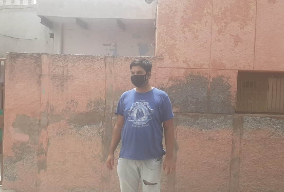 husband sitting at protest outsie in-laws house for wife in agra