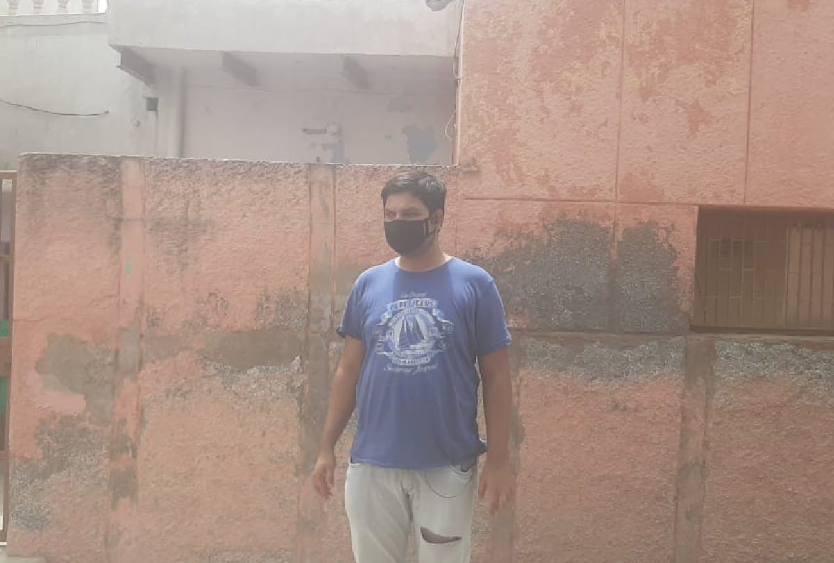 husband sitting at protest outsie in-laws house for wife in agra