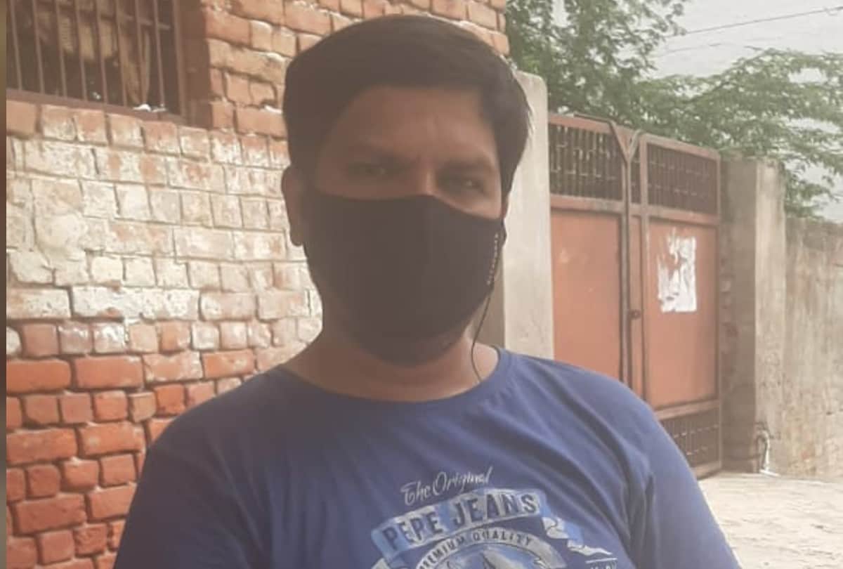 husband sitting at protest outsie in-laws house for wife in agra