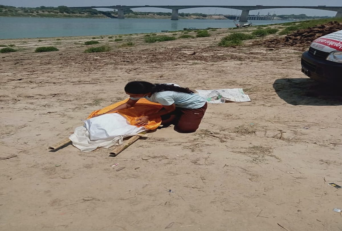 daughters did the duty of sons gave shoulder to fathers bier and also cremation by younger daughter in varanasi amid coronavirus