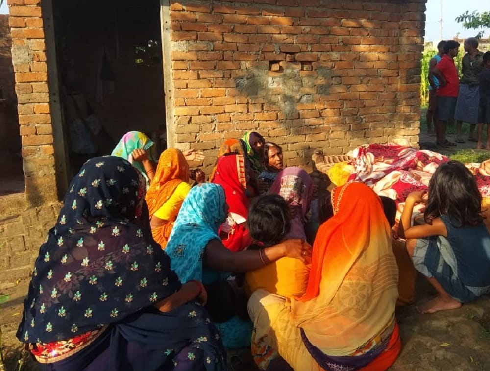 unknown miscreants killed the farmer sleeping in a hut with an ax In Ghazipur