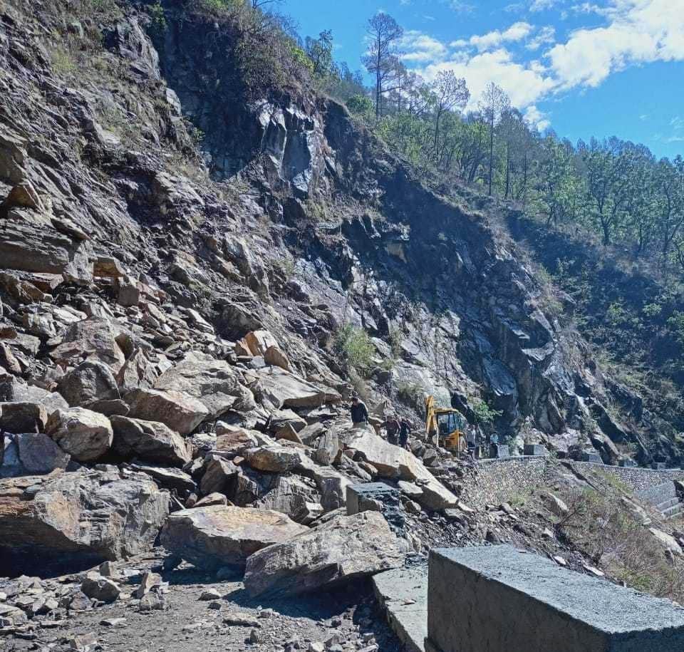 uttarakhand news: after rain uttarakhand hilly area roads become so dangerous watch photos