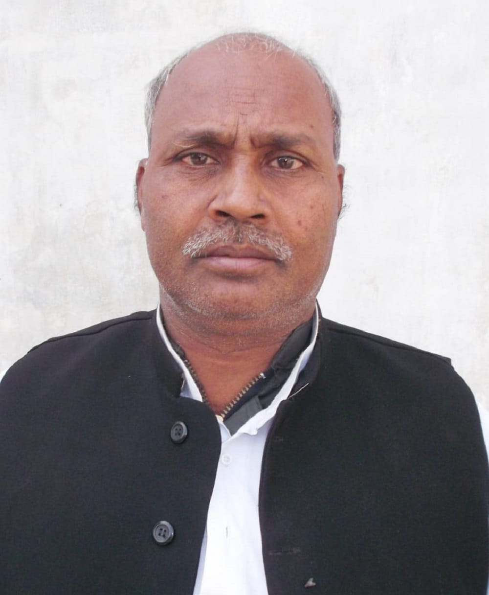 Safari entered into a truck parked in Ghazipur, Inter college manager dies