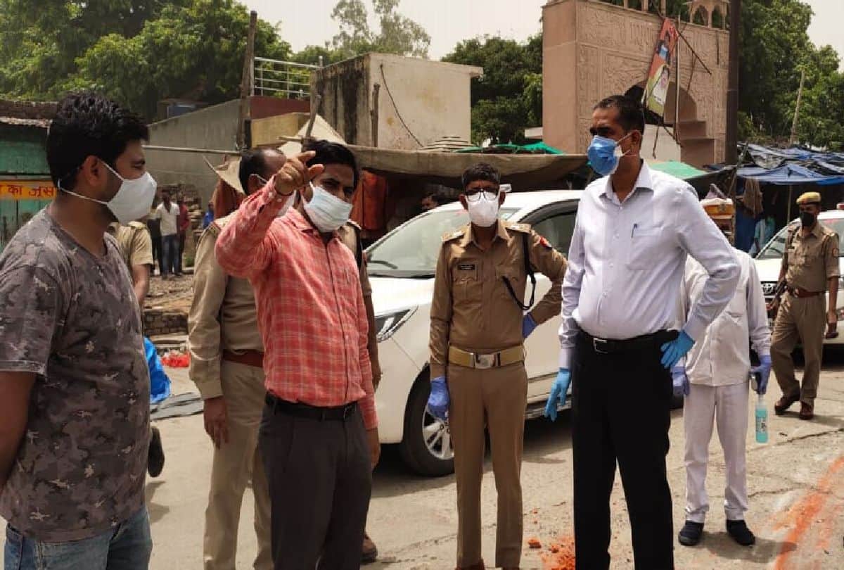 three person died after shop roof collapsed in kasganj