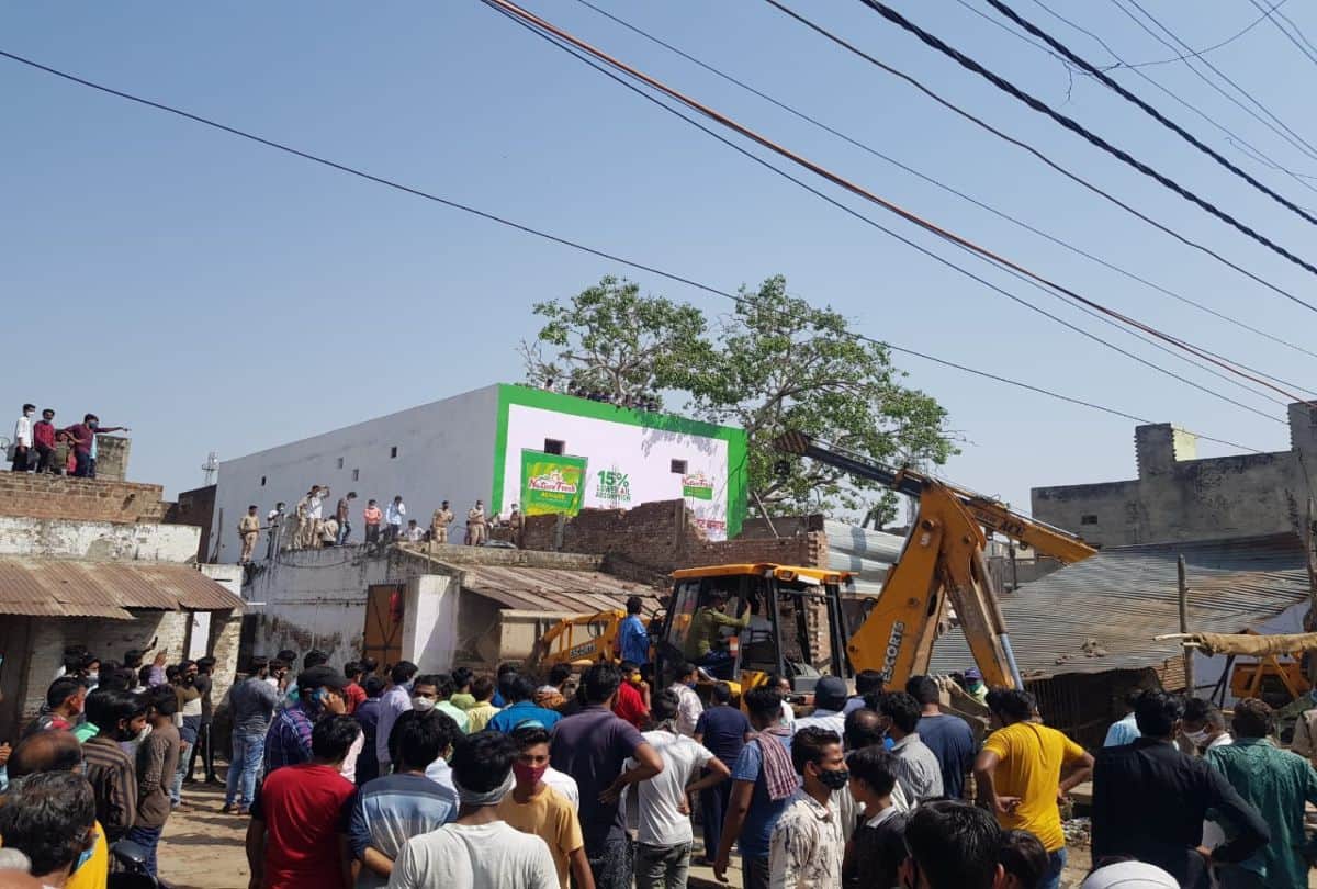 three person died after shop roof collapsed in kasganj