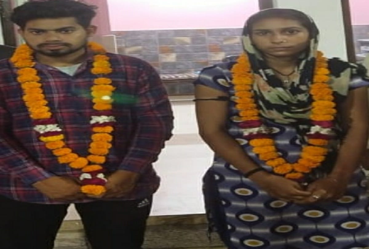 girl climbed on water tank on insistence of marrying her lover police made marriage in police station
