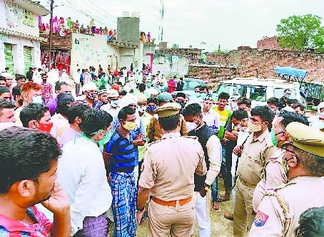 Police station surrounded for arrest of absconding accused