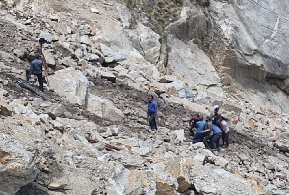 Uttarakhand Lipulekh motorway News: Three labourers Died after Mountain collapse photos