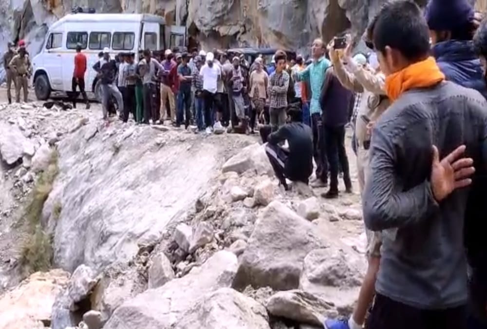 Uttarakhand Lipulekh motorway News: Three labourers Died after Mountain collapse photos