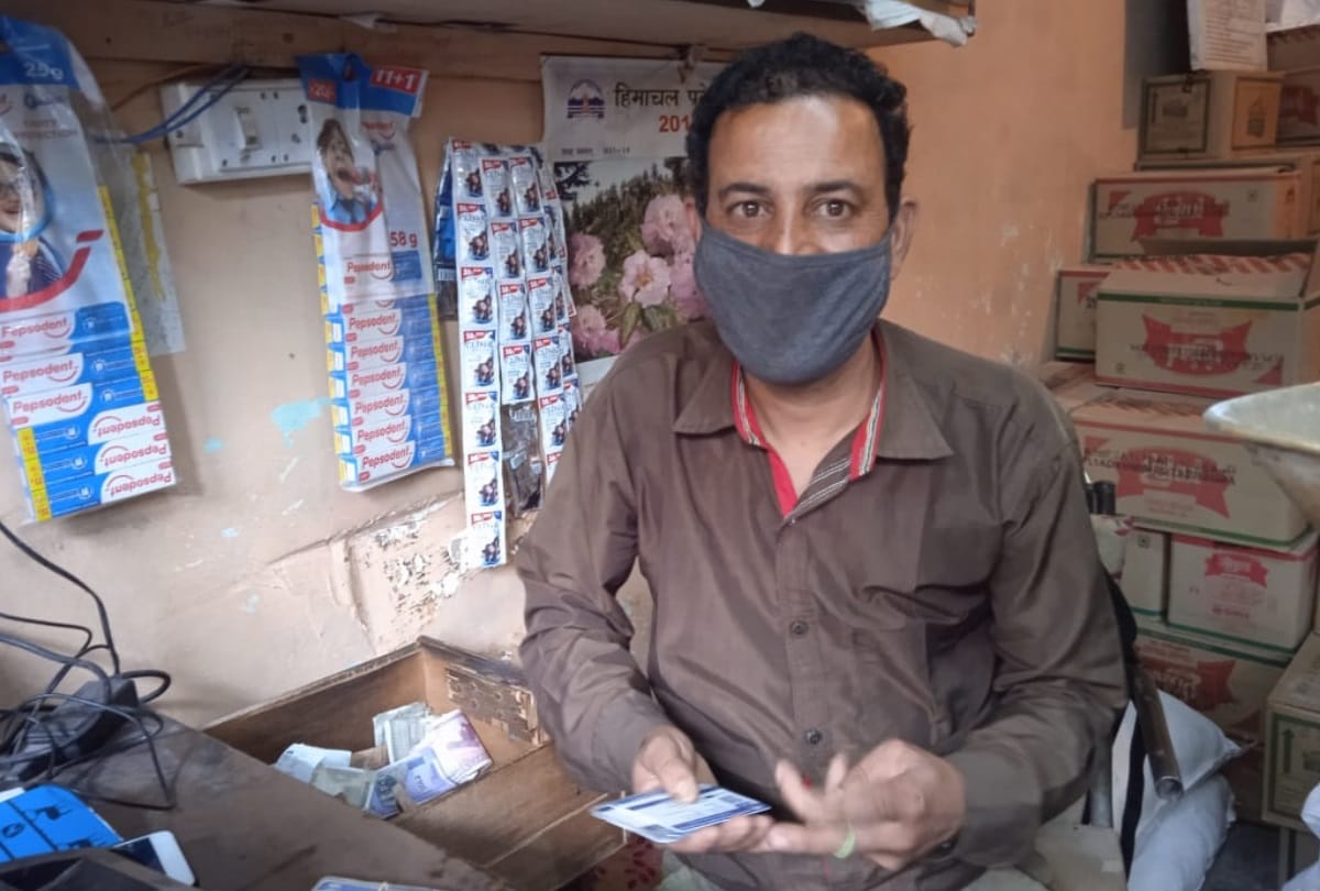 Shimla Ghanahatti ration dipo salesman walk 26 kilometer to reach office