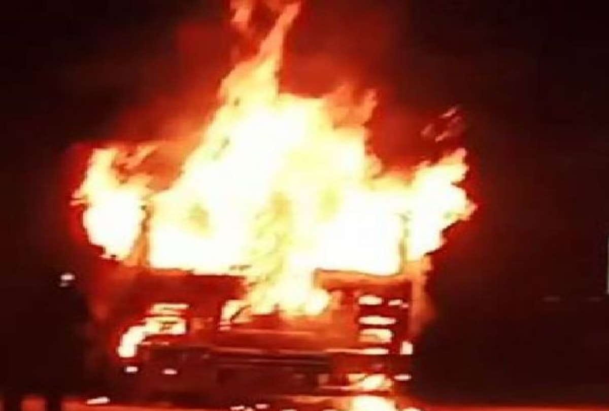 Truck burnt by angry mob after father and doughter death due to truck accident in sant kabir nagar
