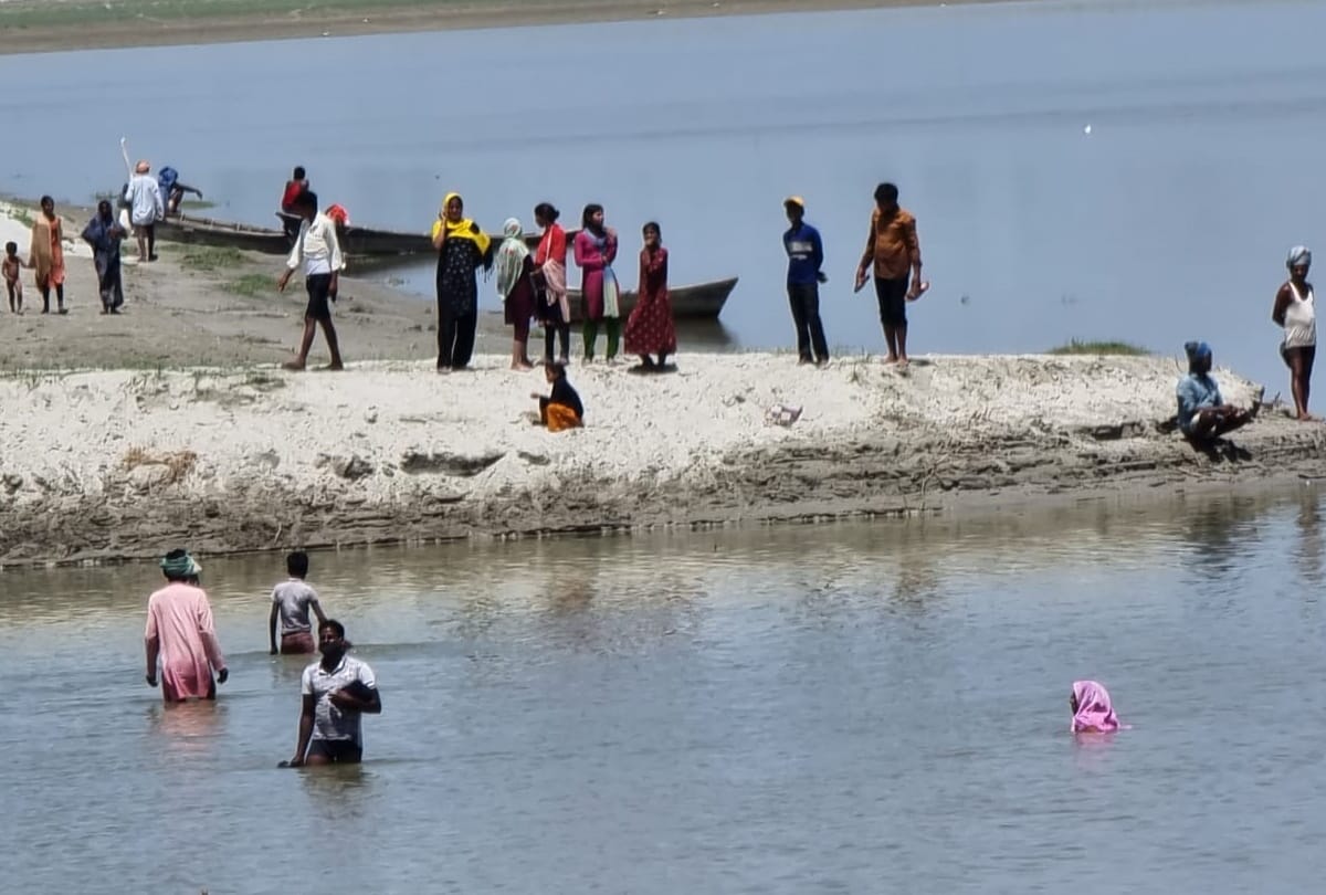 People jumped into river on seeing the vaccination team even after SDM explained only 14 vaccinated
