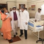 बीएचयू अस्पताल में ब्लैक फंगस के मरीजो से पोस्ट कोविड वार्ड में हाल जानते मुख्यमंत्री
