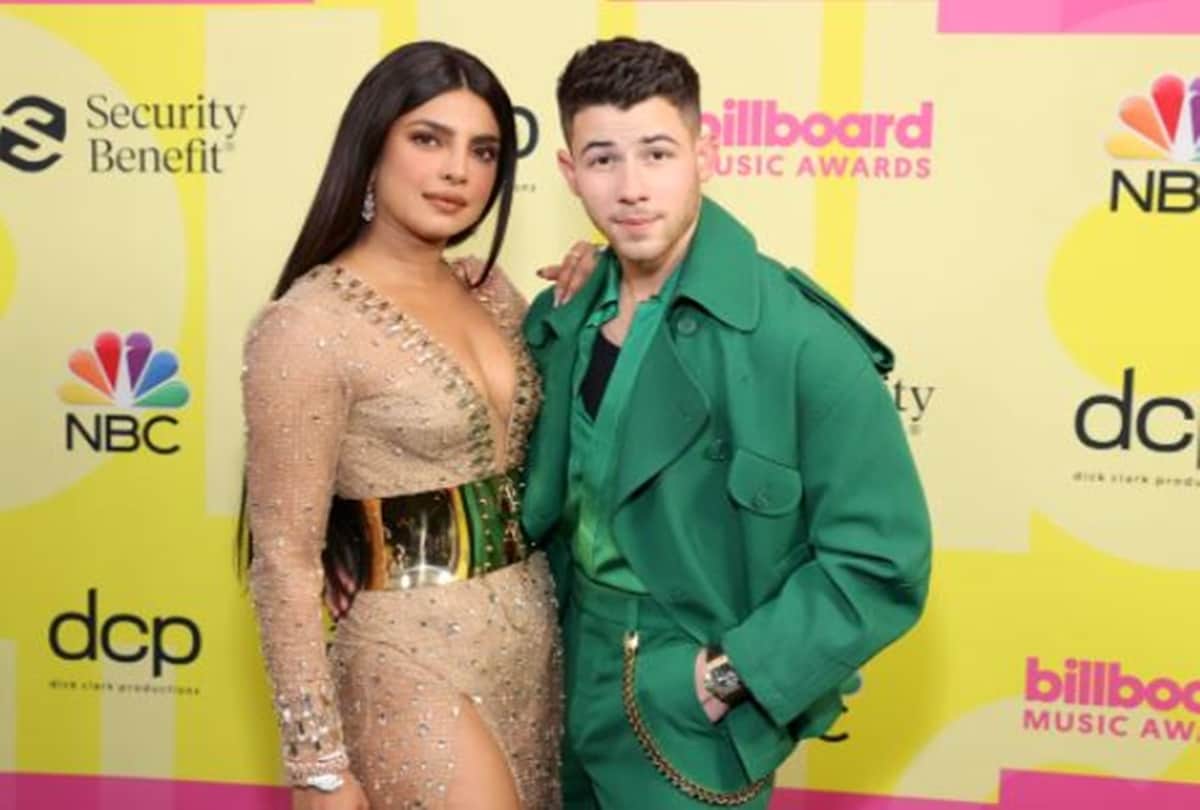 Billboard music awards 2021 Priyanka Chopra stole limelight in her gorgeous look see romantic photos with Nick jonas