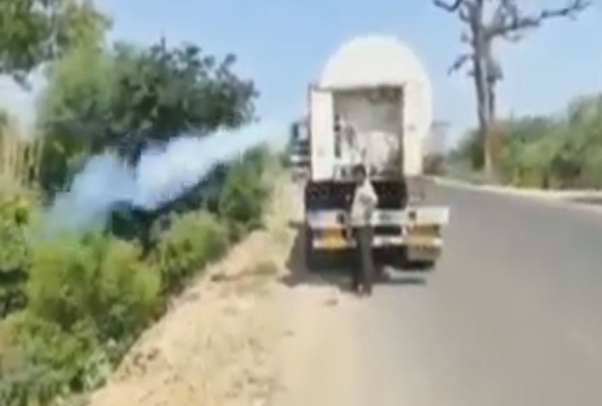हाईवे किनारे टैंकर से ऑक्सीजन उड़ाता चालक