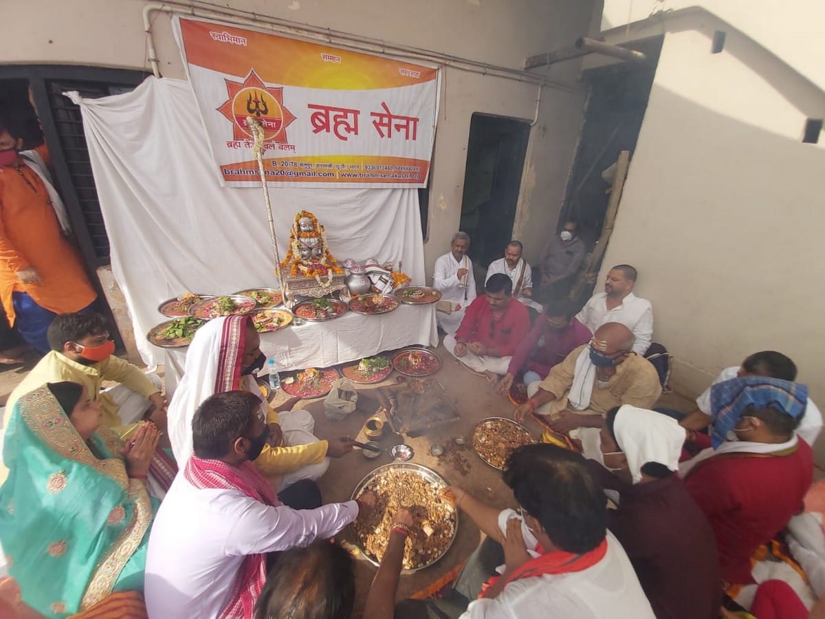Rituals by law at Dashashwamedh Ghat corona epidemic