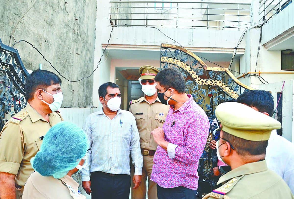three robbers meet to girlfriends after robbery in doctor house in agra