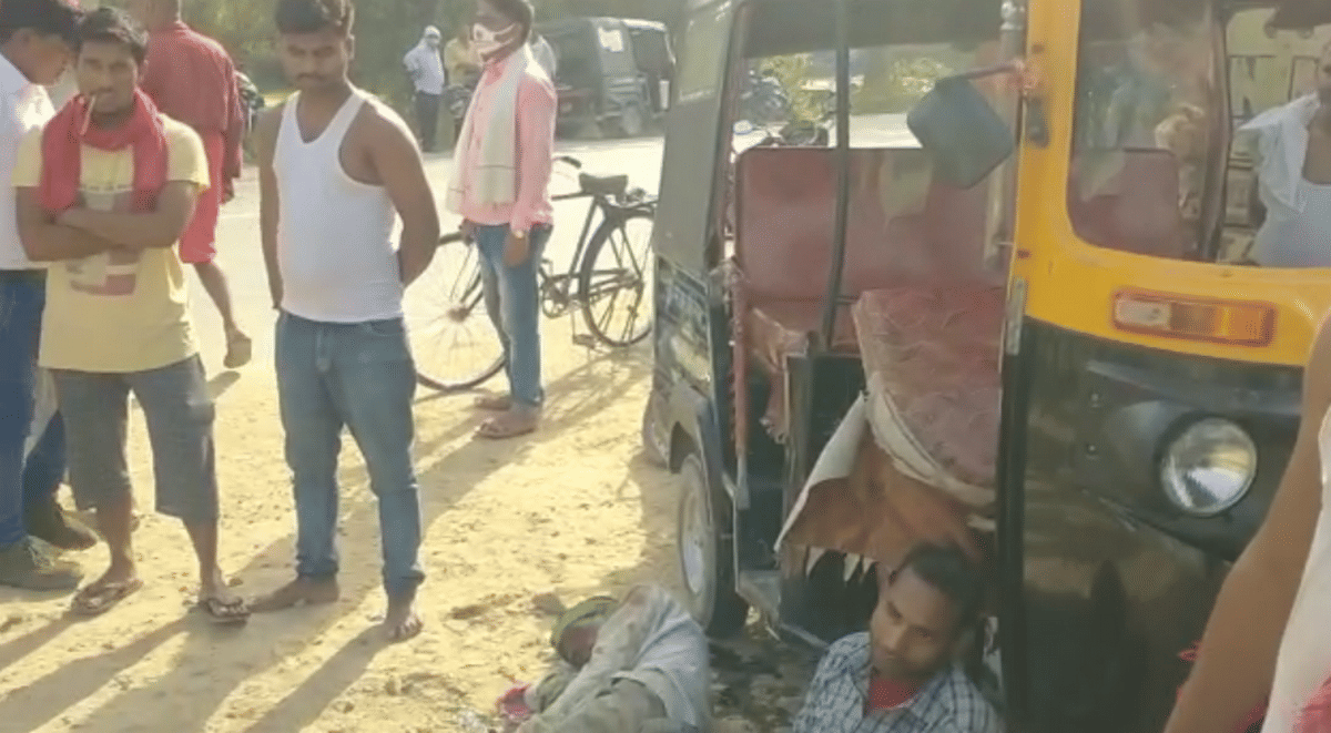 Auto overturned one died many injured in chandauli