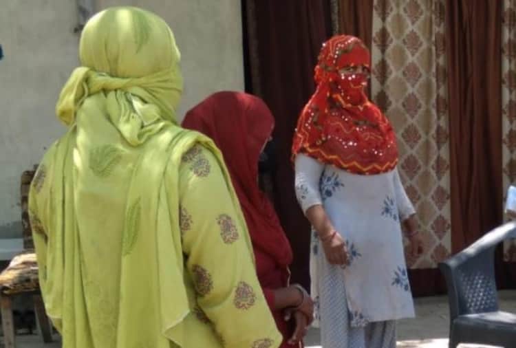 Former sarpanch of Maujmanagar village is making people aware against Corona in Sonipat of Haryana