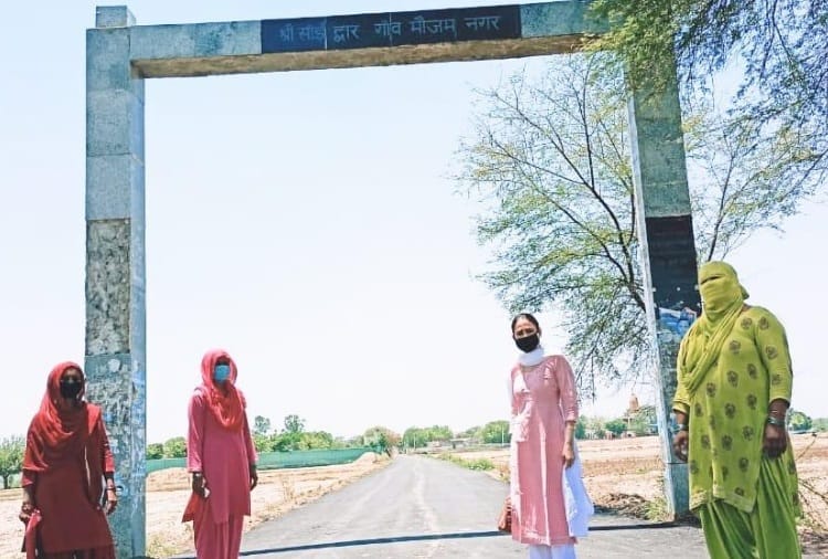 Former sarpanch of Maujmanagar village is making people aware against Corona in Sonipat of Haryana