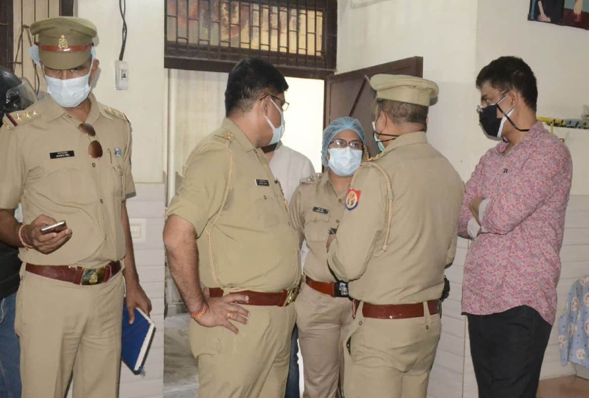 three robbers meet to girlfriends after robbery in doctor house in agra