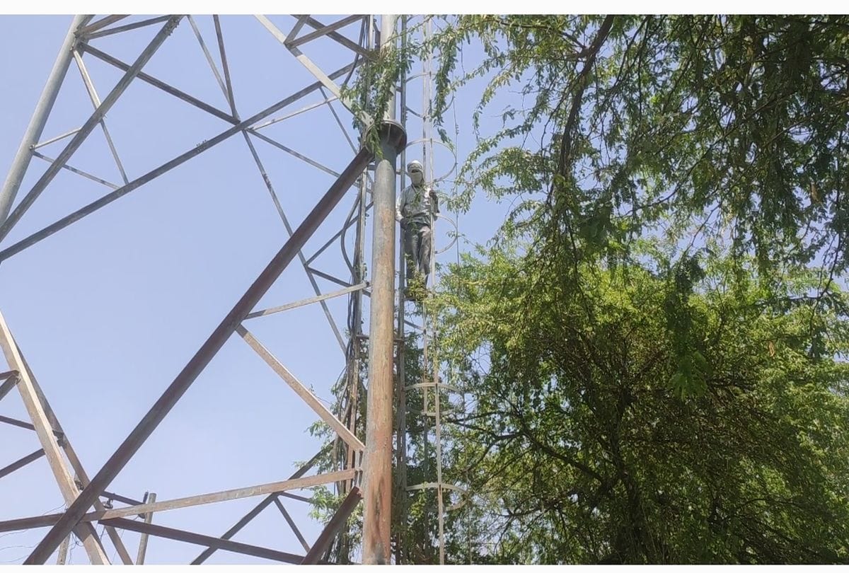 Man Climbed At Mobile Tower In Dannahar Mainpuri