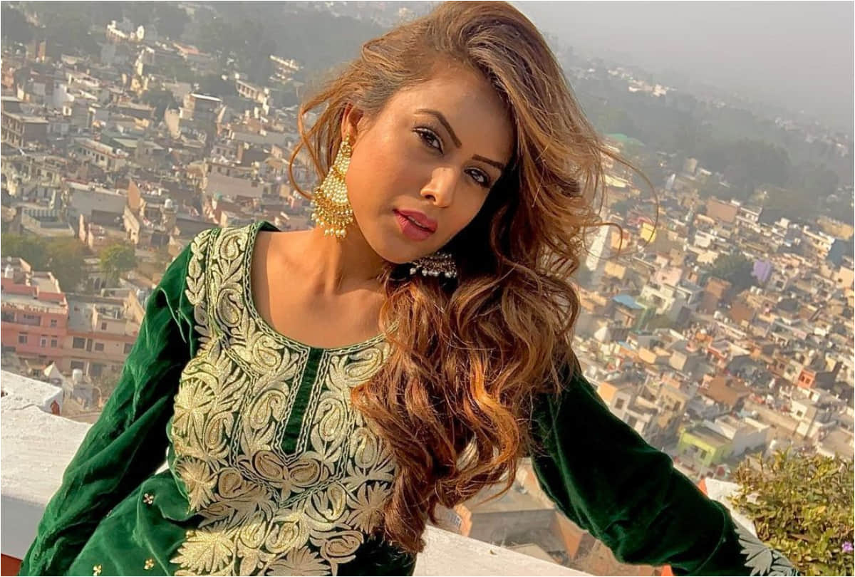 nia sharma latest all pink look in hindi