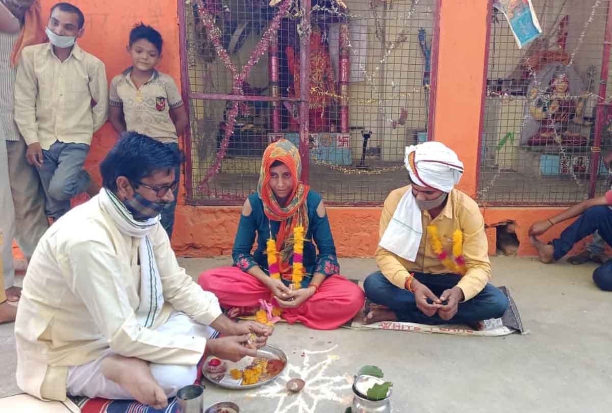 after 10 days strike in front of boyfriend house girlfriend married with him