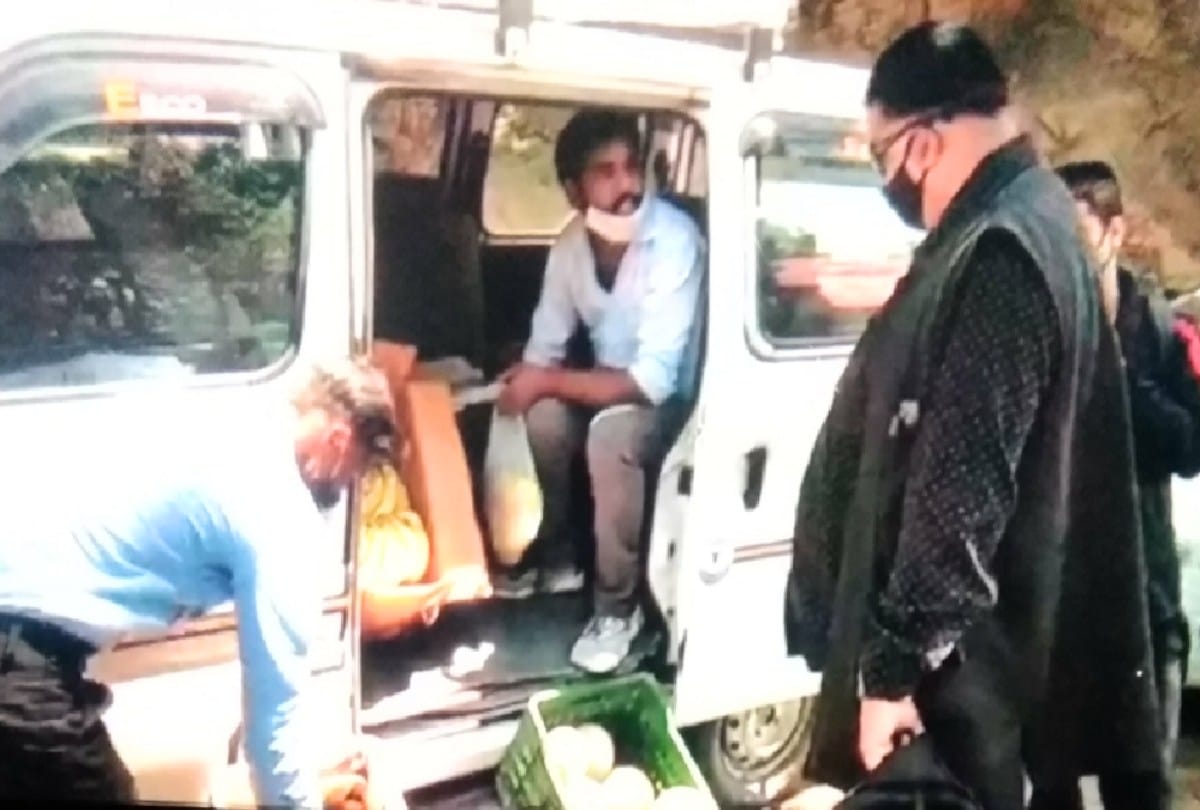 Taxi operators forced to sell fruits in Shimla due to corona curfew in shimla corona curfew shimla, corona curfew effects, Taxi operators  shimla, Taxi